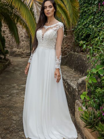 AnnAngelex Brautkleid B2257 ivory Herzcorsage tiefen Ausschnitt langen Ärmeln und Spitzentattoos rückenfrei und wird Knopfleiste bei VeRina Brautmoden in Hille Rothenuffeln