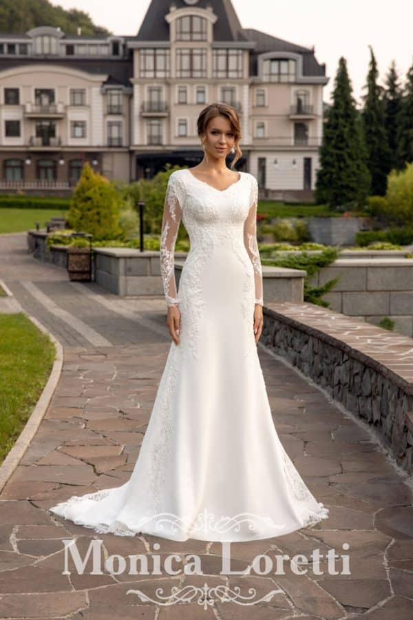 8214 Brautkleid Monica Loretti Bei VeRina Brautmoden in Hille Rothenuffeln figurbetont fitandflare langarm V Ausschnitt hinten hochgeschlossen Spitze Schleppe (2)