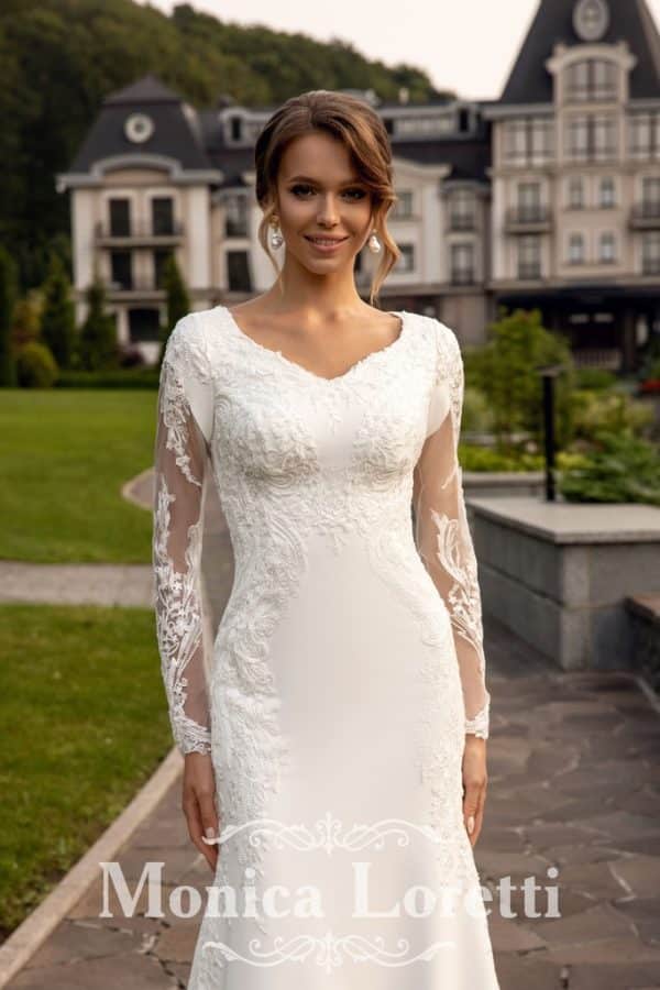 8214 Brautkleid Monica Loretti Bei VeRina Brautmoden in Hille Rothenuffeln figurbetont fitandflare langarm V Ausschnitt hinten hochgeschlossen Spitze Schleppe