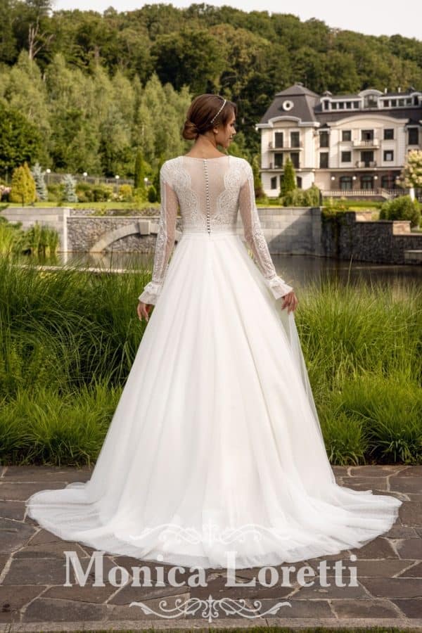 8215 Brautkleid Monica Loretti bei VeRina Brautmoden in Hille Rothenuffeln Tüllkleid langarm hintem hochgeschlossen vorne V Ausschnitt Häkelspitze