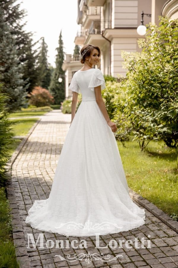 8220 Brautkleid bei VeRina Brautmoden in Hille Rothenuffeln Monica Loretti A Linie hochgeschlossen Häkelspitze am gesamten Kleid Flatterärmelchen1