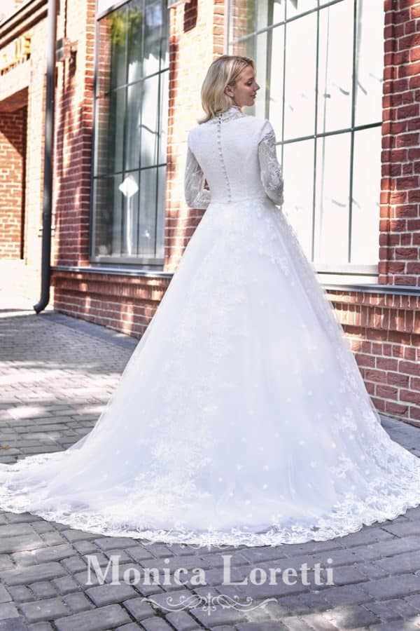 8260 Brautkleid Monica Loretti bei VeRina Brautmoden in Hille Rothenuffeln Tüllkleid fließende Spitze langarm hochgeschlossen Schleppe Rücken hochgeschlossen knopfleiste (1)