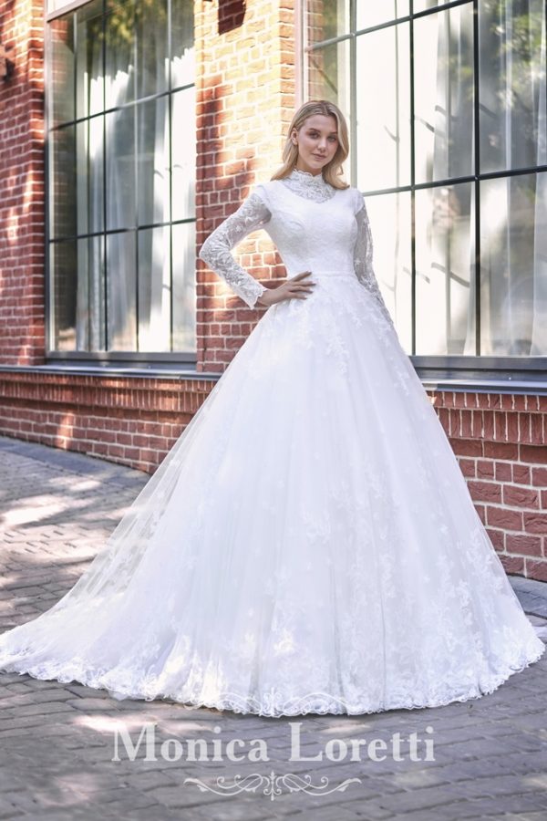 8260 Brautkleid Monica Loretti bei VeRina Brautmoden in Hille Rothenuffeln Tüllkleid fließende Spitze langarm hochgeschlossen Schleppe Rücken hochgeschlossen knopfleiste