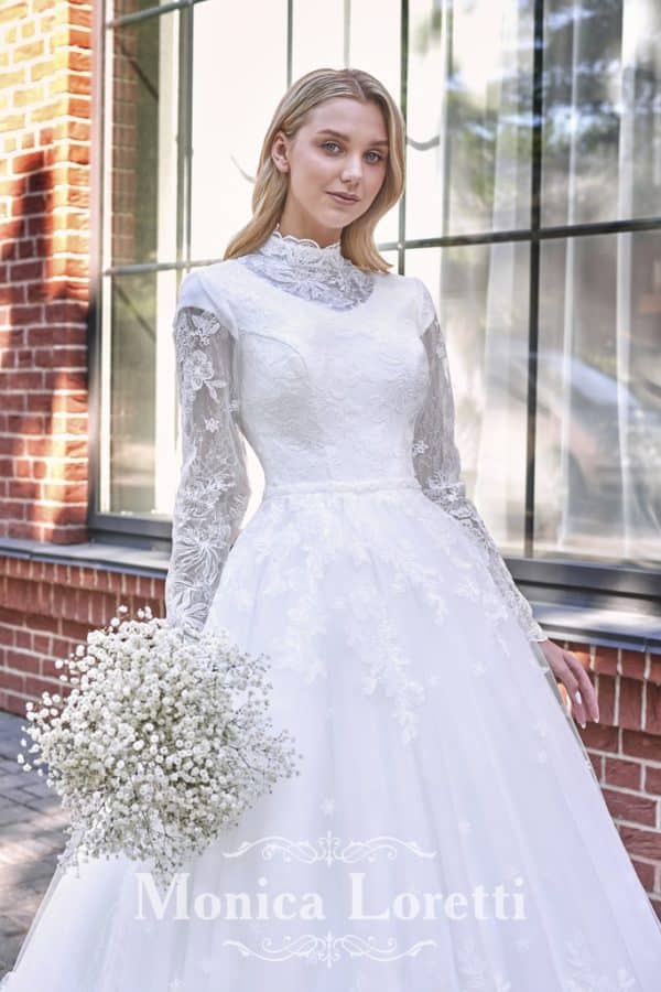 8260 Brautkleid Monica Loretti bei VeRina Brautmoden in Hille Rothenuffeln Tüllkleid fließende Spitze langarm hochgeschlossen Schleppe Rücken hochgeschlossen knopfleiste (2)