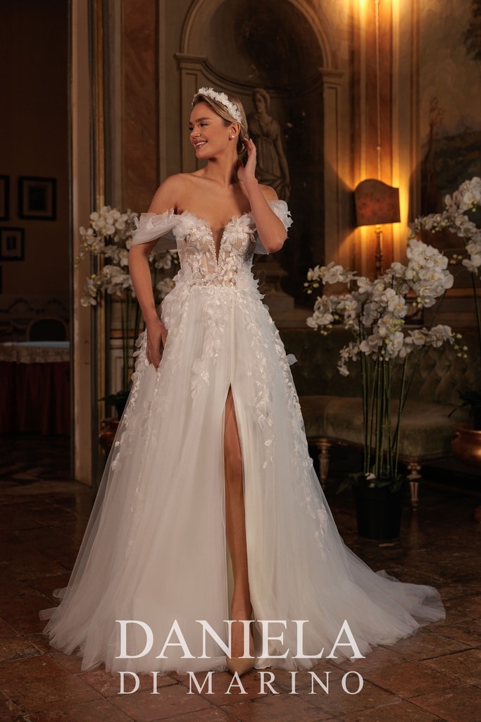 6439 Brautkleid von Monica Loretti bei VeRina Brautmoden in Hille Rothenuffeln Tüllkleid mit Schlitze Carmenträger 3D Blüten tiefer V Ausschnitt (4)