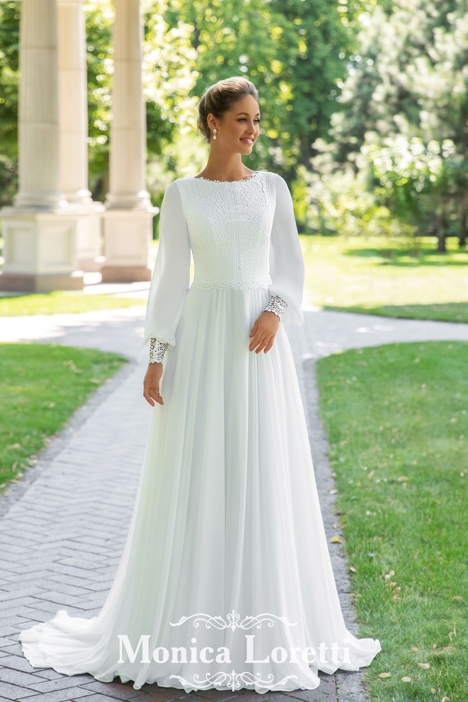 8156 Brautkleid von Monica Loretti bei veRina Brautmoden in Hille Rothenuffeln Chiffonkleid hochgeschlossen lange Chiffonärmel grobe Spitze