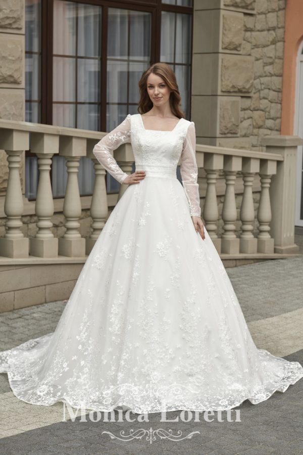 8256 Brautkleid von Monica Loretti bei VeRina Brautmoden in Hille Rothenuffeln Squareneck lange Ärmel fließende feine zarte Spitze Reißverschluss (1)