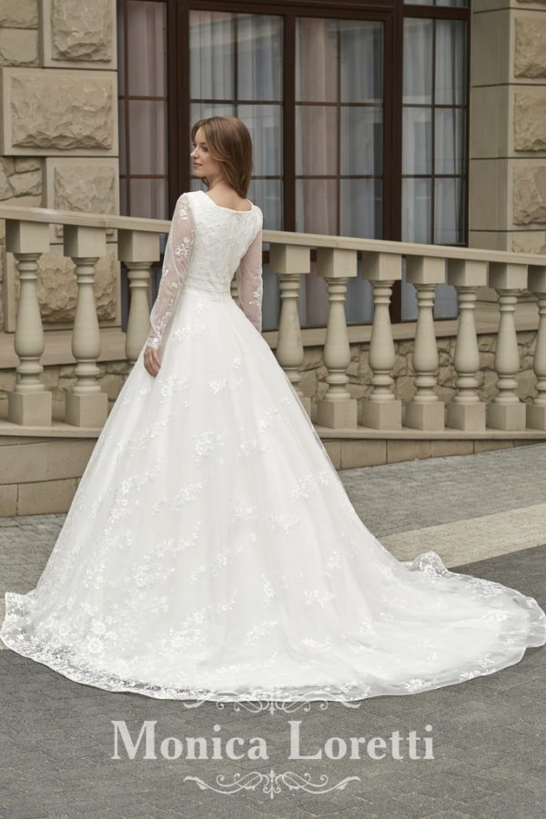 8256 Brautkleid von Monica Loretti bei VeRina Brautmoden in Hille Rothenuffeln Squareneck lange Ärmel fließende feine zarte Spitze Reißverschluss (2)